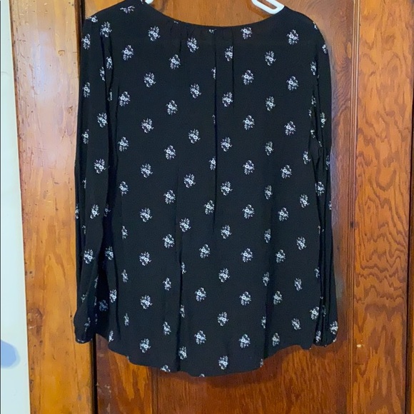 Black Old Navy V-neck Blouse - Picture 3 of 4